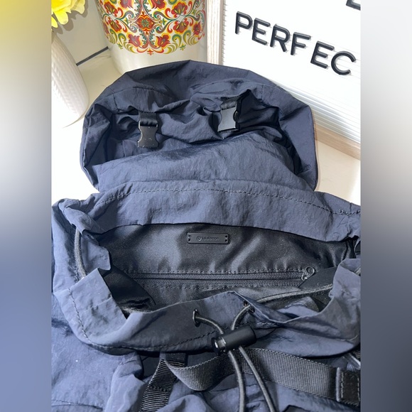 Lululemon On My Level Rucksack 18L | Black | Lululemon Backpack - Picture 11 of 16